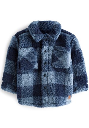 Blå og marineblå ternet sherpa fleecejakke med knapper foran, to brystlommer og en slået krave.