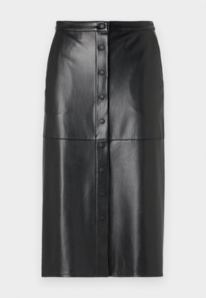 Mustast kunstnahast midi-seelikust, millel on ees nuppude sulgemine, sile tekstuur ja horisontaalne õmblus keskel.