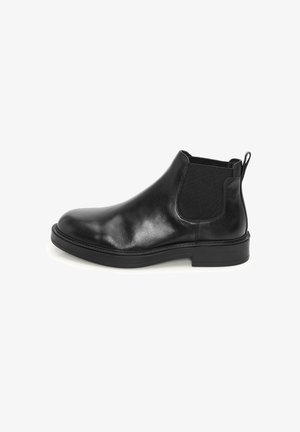 Must musta Chelsea saapad, millel on sile ülemine osa, elastsed külgpaneelid, tõmbenöör ja madal kummist tald mugavuse tagamiseks.