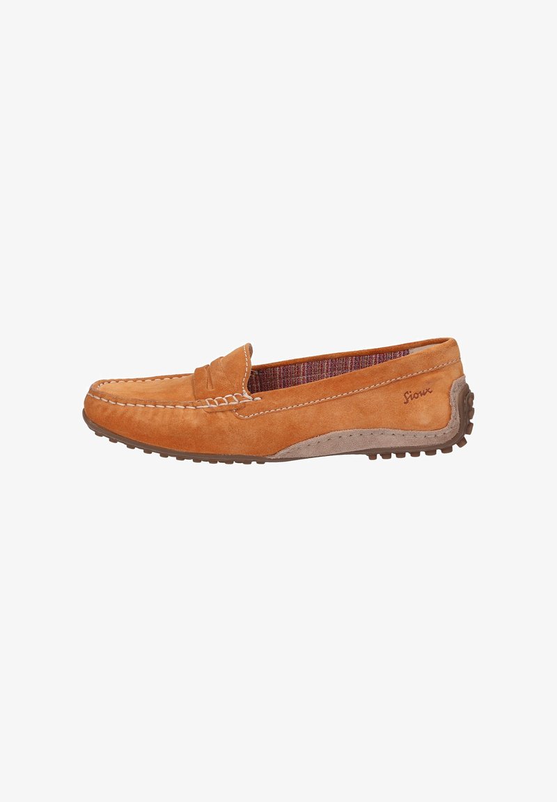 Mocassins en suede beige avec un design cousu, présentant une semelle en caoutchouc marron texturée et une doublure en tissu à motifs. Logo sur le côté.