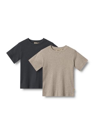 Deux T-shirts en coton : l'un en gris foncé, l'autre en beige clair. Les deux ont des manches courtes, un col rond et une texture subtile. Chacun a une petite étiquette.