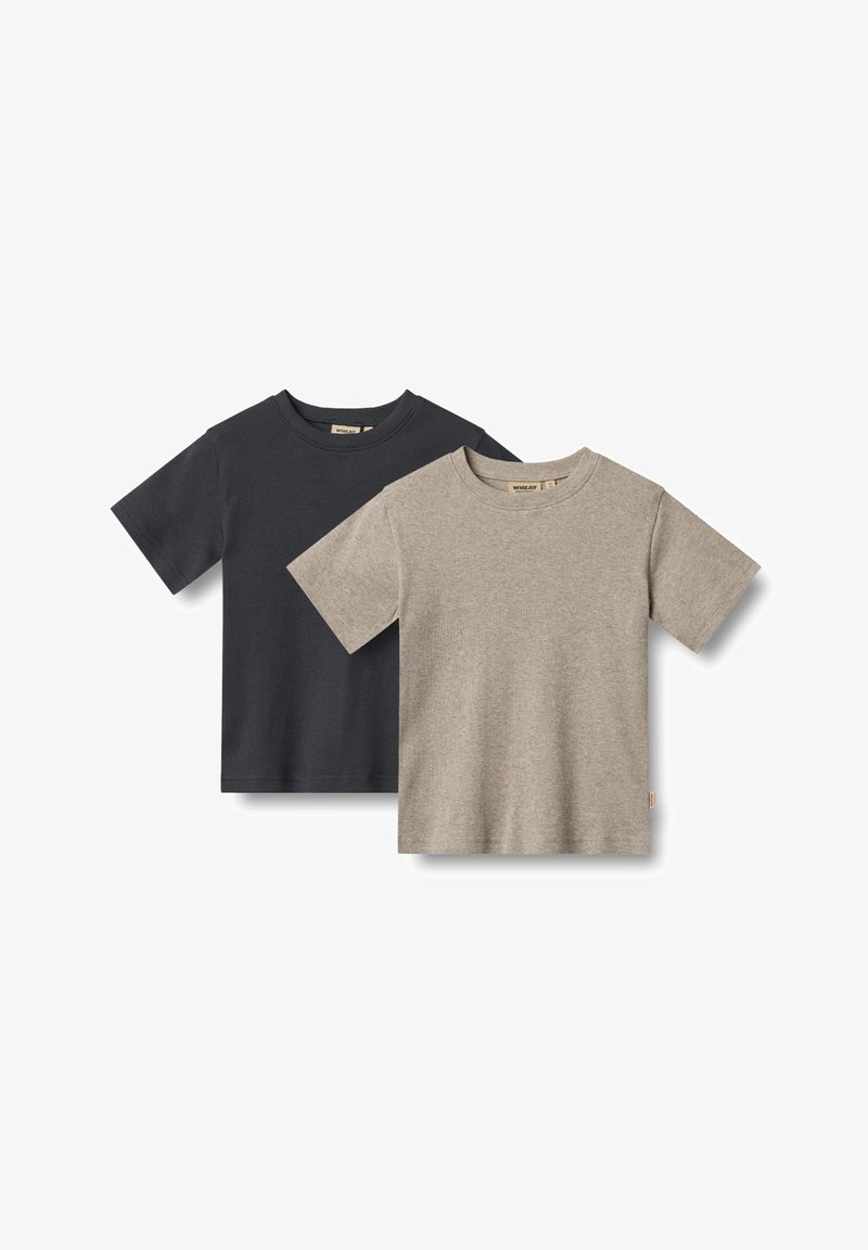 Deux T-shirts en coton : l'un en gris foncé, l'autre en beige clair. Les deux ont des manches courtes, un col rond et une texture subtile. Chacun a une petite étiquette.