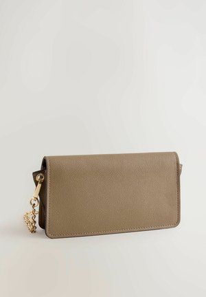 Pruun tekstuuriga nahast rahakott klapikinnituse, kuldse riistvara ja kettidega. Kompaktne ristkülikukujuline, sile viimistlus.