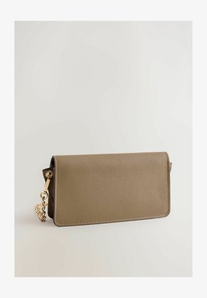 Bruine textuurleren portemonnee met een klep en gouden beslag, afgewerkt met een kettingdetail. Compacte rechthoekige vorm, gladde afwerking.