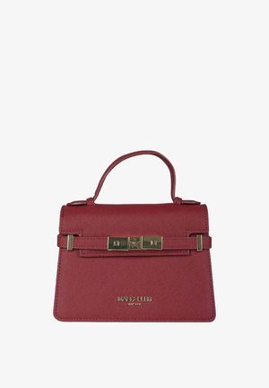 Borsa a mano in similpelle rossa con una forma strutturata, manico superiore, ferrature dorate e dettaglio con fermaglio. Finitura testurizzata con logo alla base.