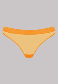 String jaune avec bordure orange. Fabriqué en tissu lisse, présentant une taille basse et une couverture minimale. Design simple sans motifs.