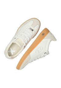 Bílé tenisky vyrobené z kůže a semiše. Mezi jejich vlastnosti patří kulatá špička, šněrování vpředu, gumová podrážka a detail loga na boku.