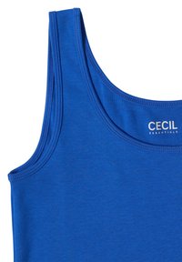 Débardeur bleu sans manches à col rond, gros plan sur la partie supérieure montrant le logo "Cecil Essentials" imprimé à l'intérieur du dos.