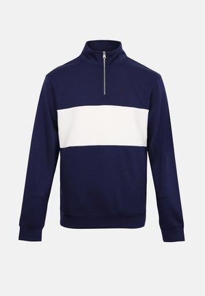 Marineblauwe trui met lange mouwen, een witte horizontale streep over de borst en een vooraanzicht met een halve ritssluiting bij de kraag.