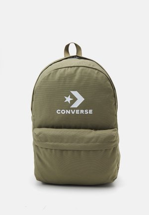 Olivengroene rugzak met voorvak, bovenhandvat en wit Converse-logo met een ster en pijl op het voorpaneel.