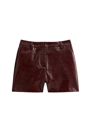 Bordeaux neplederen shorts met een gladde textuur, een vlakke voorkant, riemlussen en zijzakken. Korte snit met een op maat gemaakte uitstraling.