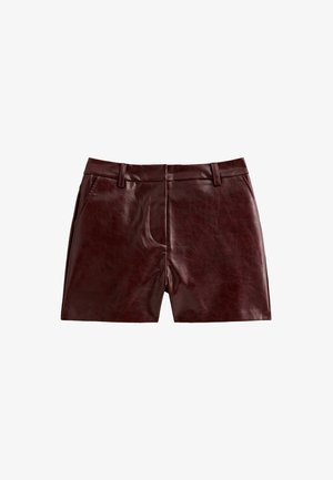 Pantaloni shorts in ecopelle bordeaux con una texture liscia, frontale piatto, passanti per cintura e tasche laterali. Taglio corto con un design su misura.