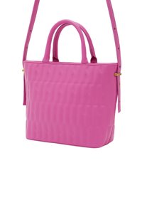 Borsa in sintetico rosa con un motivo trapuntato testurizzato, doppi manici superiori e una tracolla rimovibile. Caratterizzata da accessori in metallo color oro.