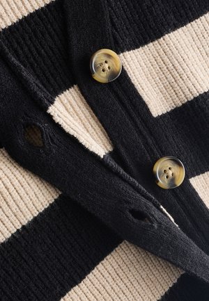 Cardigan dungi negre și bej cu textură rib, având butoane rotunde cu model marmorat și o deschizătură pentru nasture pe partea stângă.