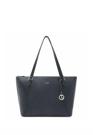 Schwarze, strukturierte Leder-Shopper-Tasche mit doppelten Trägern, silbernem Reißverschluss und runder silberner Logo-Anhänger, der am vorderen Träger hängt.