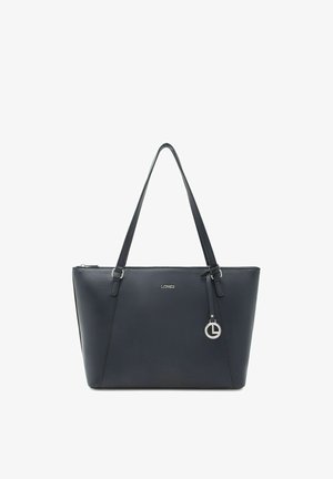 Sac fourre-tout en cuir noir texturé avec double anse, fermeture zippée argentée, et pendentif logo circulaire en argent suspendu à la sangle avant.