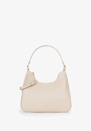 Sac à épaule en cuir beige avec une forme arrondie, une bandoulière ajustable et des finitions dorées. Il dispose d'une fermeture zippée et d'une texture lisse.