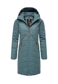 Türkizkék bélelt kabát cipzáros elejjel és kapucnival, kontrasztos barna cipzárakkal és részletekkel, valamint végig steppelt mintázattal.