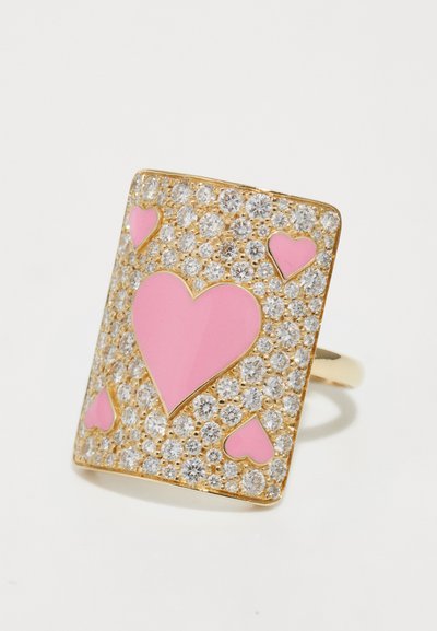 Anillo en tono dorado con un diseño rectangular que presenta un gran corazón rosa rodeado de corazones rosas más pequeños y piedras preciosas transparentes brillantes.