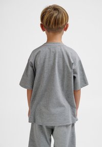 Grå kortærmet t-shirt lavet af blødt bomuldsstof, med en afslappet pasform og et enkelt design uden mønstre eller accenter.