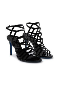 Sandali con tacco alto neri, con cinturini e punte aperte, caratterizzati da un design a ritaglio geometrico e accenti blu sul tacco. Realizzati in materiale lucido.