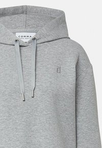 Grauer Kapuzenpullover mit Kordelzugkapuze, weichem Textilmaterial und kleinem gesticktem Logo auf der Brust. Mit metallischen Enden an den Kordeln.
