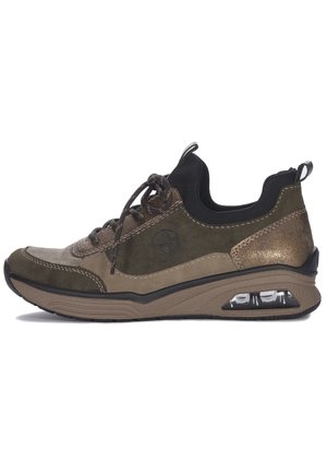 Sneaker in suede marrone e oliva con accenti neri, upper texturizzato, punta rotonda, design con lacci e ammortizzazione visibile nella suola.