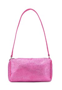 Bolso de mano metálico rosa de forma cilíndrica, cubierto de brillantes rhinestones, con una correa delgada y una apertura con cremallera.