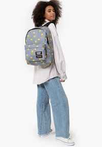 Eastpak OUT OF OFFICE - Mochila - tweety grey