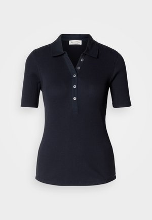 Tmavě navy modrý žebrovaný polo tričko s krátkými rukávy, tříknoflíkovou placket a límcem. Hladká textura a přiléhavý design. Žádné viditelné vzory.