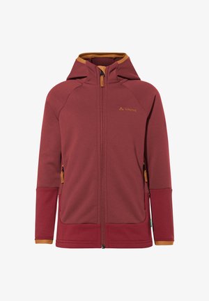 Veste en polaire rouge avec capuche et accents orange contrastants. Comprend des poches zippées et une fermeture zippée. Texture lisse et coupe athlétique.