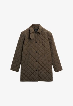 Cappotto verde oliva trapuntato con collo a revers, bottoni frontali, tasche laterali e un motivo a diamante testurizzato su tutta la stoffa.