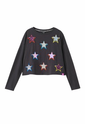 Zwart cropped shirt met lange mouwen, voorzien van negen meerkleurige, glinsterende sterapplicaties in verschillende maten. Ronde hals met merkembleem.