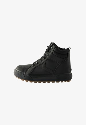 Schwarze High-Top-Schuhe aus synthetischem Leder mit strukturiertem Finish, ausgestattet mit einer Gummisohle, Metallösen und einem gepolsterten Kragen.