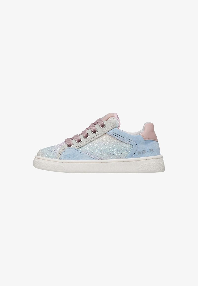 Sneakers azzurri con accenti glitterati, materiale scamosciato, toppa sul tallone in pelle rosa e suola in gomma beige. Presentano cinque fori per i lacci.