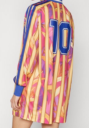 Robe à manches longues avec des rayures verticales jaunes, des motifs floraux roses, des poignets bleus et un grand numéro 10 bleu dans le dos.