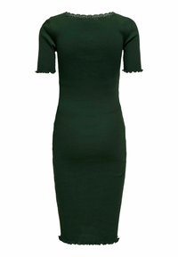 Robe en maille côtelée vert foncé, longueur genoux, avec manches courtes et bords festonnés aux manches, à l'encolure et à l'ourlet.