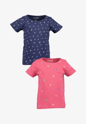 Dwie krótkie koszulki dla dzieci: jedna granatowa z małymi kwiatowymi nadrukami, druga różowa z motywami motyli, tęczy i lodów.