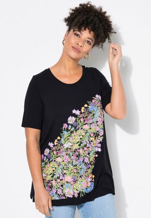 Schwarzes T-Shirt mit kurzen Ärmeln, das einen bunten Blumenprint in Pink, Lila und Grün aufweist; runder Halsausschnitt und lockere Passform.