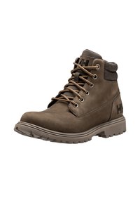 Botines marrones de cuero con cuello texturizado, cordones beige y suela resistente; cuenta con un logo en el lateral y herrajes plateados en los cordones.