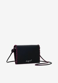 Schwarze Ledertasche mit pinkfarbener Ziernaht. Rechteckige Form, ausgestattet mit einem abnehmbaren Tragegurt und einem minimalistischen silbernen Logo auf der Vorderseite.