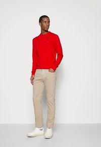 Tommy Hilfiger PIMA ORG CTN CASHMERE CREW NECK - Camisola - empire flame