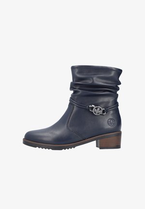 Kotníková tmavě modrá kožená bota s volným horním lemem, nízkým dřevěným blokovým podpatkem, ozdobným bočním páskem se stříbrnou přezkou a kulatým vyraženým logem.