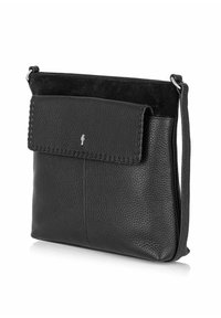 Czarna skórzana torebka z teksturowaną powierzchnią, z zapięciem na klapkę i regulowanym paskiem. Posiada subtelne logo z przodu.