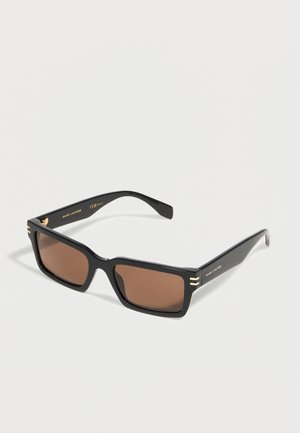 Ochelari de soare dreptunghiulari negri cu lentile maro și brațe subțiri, având accente subtile aurii și inscripția "Marc Jacobs" pe tample.