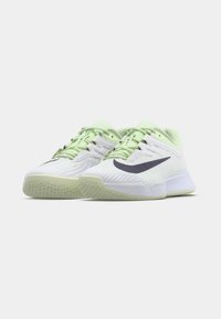 Λευκά αθλητικά παπούτσια με ανοιχτοπράσινες λεπτομέρειες, επάνω μέρος από υφασμάτινη υφή, χαρακτηριστικό γκρι σήμα και μοτίβο από καουτσούκ στη σόλα.