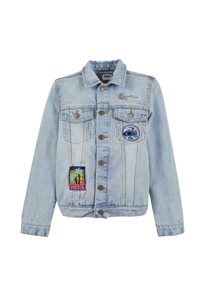 Svetlo modra jeans jakna s ostrim ovratnikom, dvema prsnikoma in vezenimi aplikacijami, ki prikazujejo zemljevide in vozila. Srebrni gumbi za zapiranje.