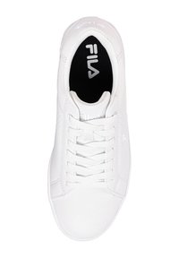 Sneaker atletico bianco con parte superiore in pelle liscia, punta rotonda e allacciatura tradizionale. La soletta nera presenta il logo Fila in bianco. Design semplice.