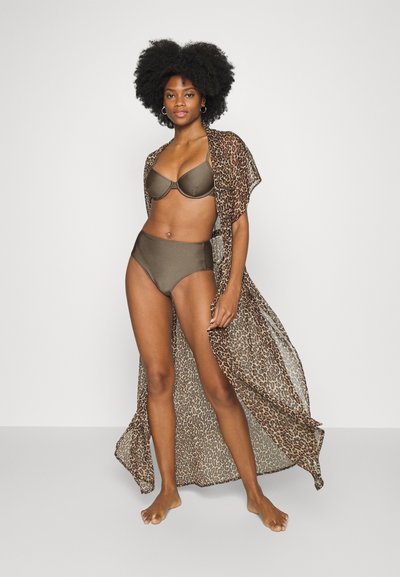 Kimono com padrão de leopardo castanho por cima de um biquíni verde-oliva, apresentando um design fluido e tecido leve, com um ajuste descontraído.