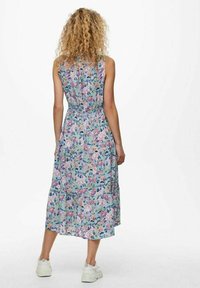 Kukkakuvioinen midimekko, jossa on vaaleansininen pohja, vaaleanpunaisia ja violetteja kukkakuoseja, olkaimettomuus, joustava vyötärö ja kerrostettu helma.